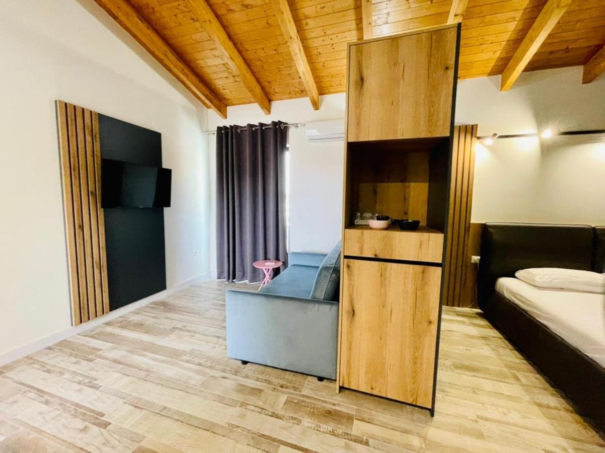 Adriatik Hotel Vlorë エクステリア 写真