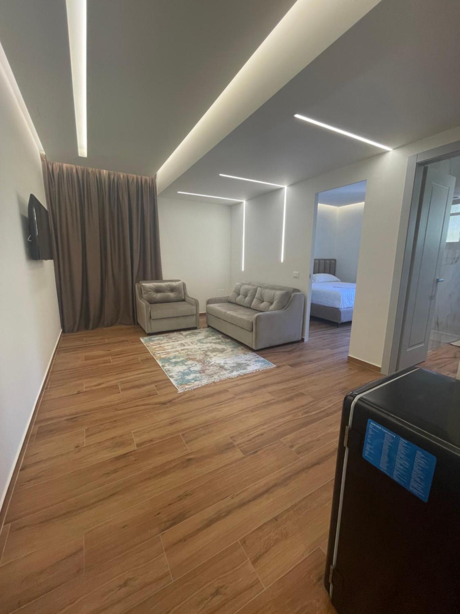 Adriatik Hotel Vlorë エクステリア 写真