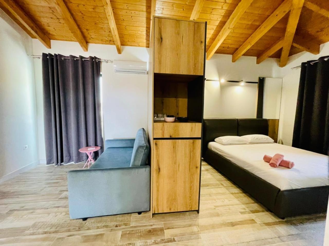 Adriatik Hotel Vlorë エクステリア 写真